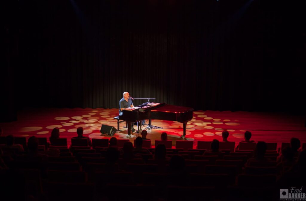 Alexander Broussard speelt Billy Joel