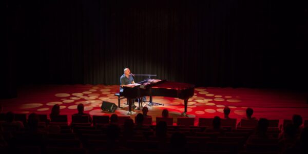 Alexander Broussard speelt Billy Joel